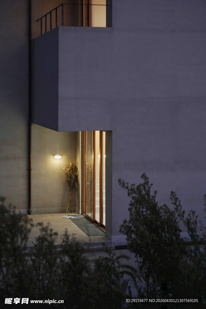 夜幕下的建筑与温馨灯光