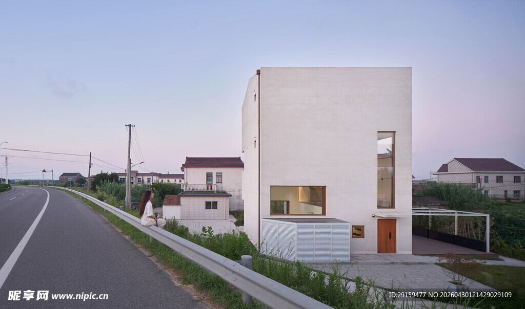 路边现代简约风格白色建筑