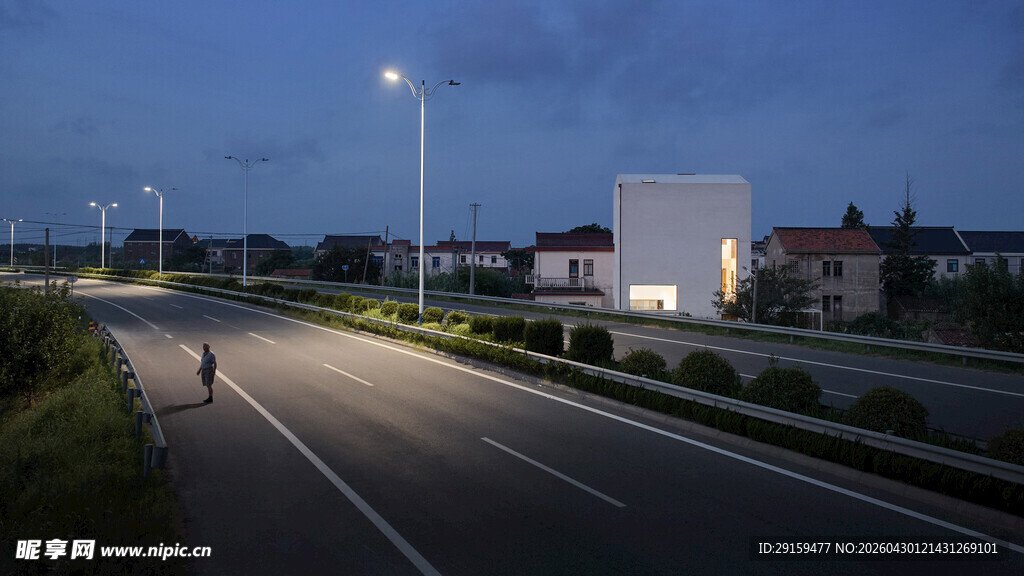 黄昏下的城市道路景观