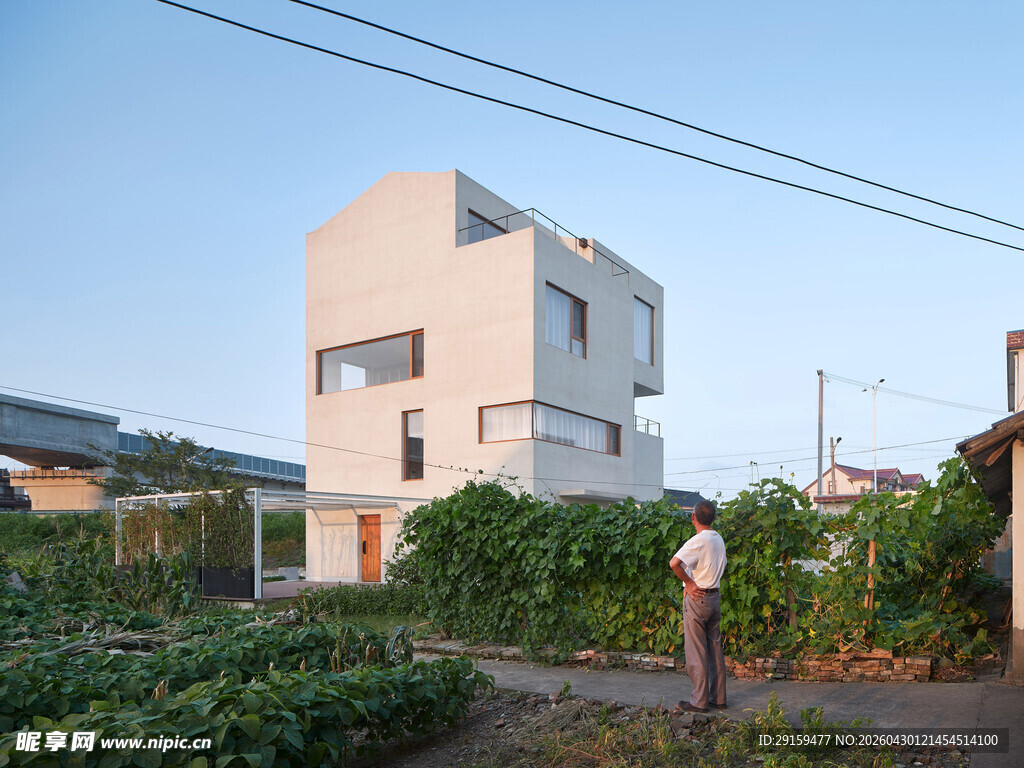 现代住宅旁的田园景象