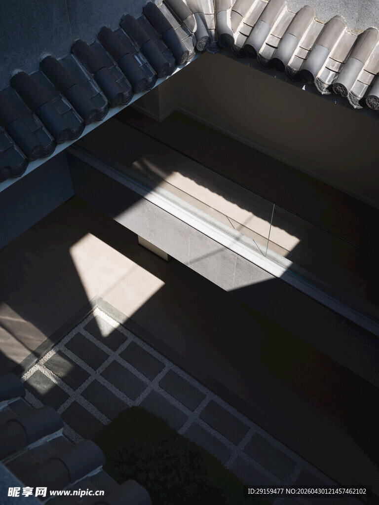 室内光影下的深色建筑角落