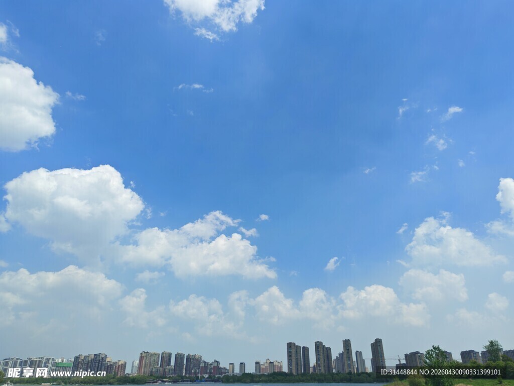 蓝天白云下的城市天际线