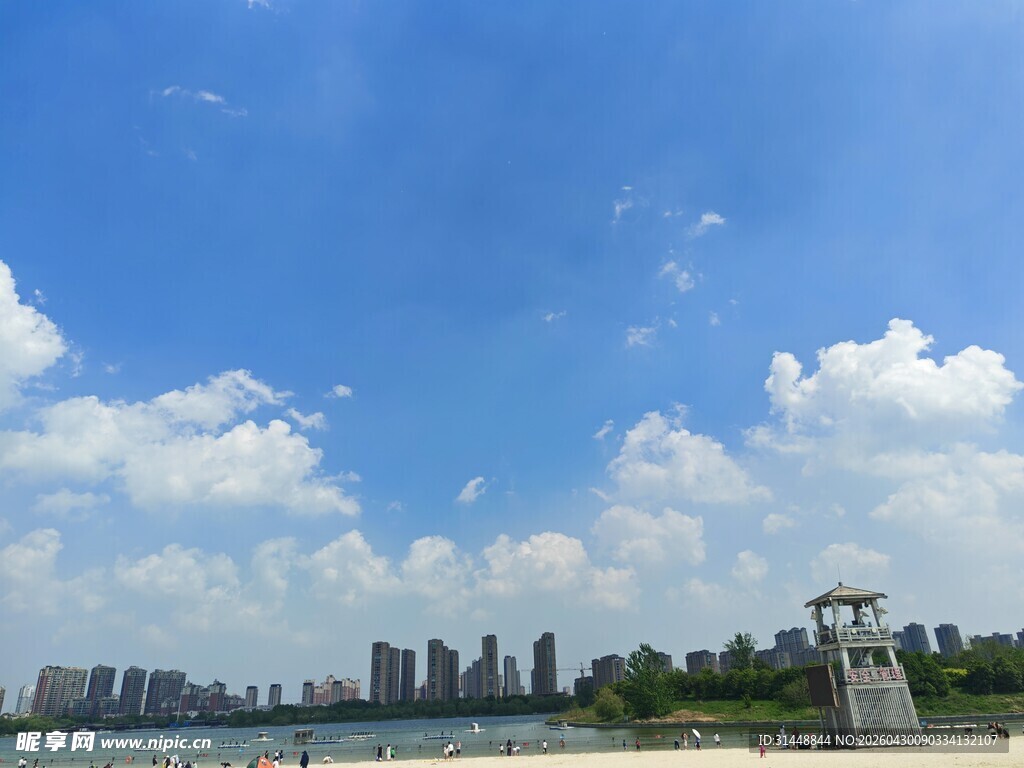 城市河畔风光