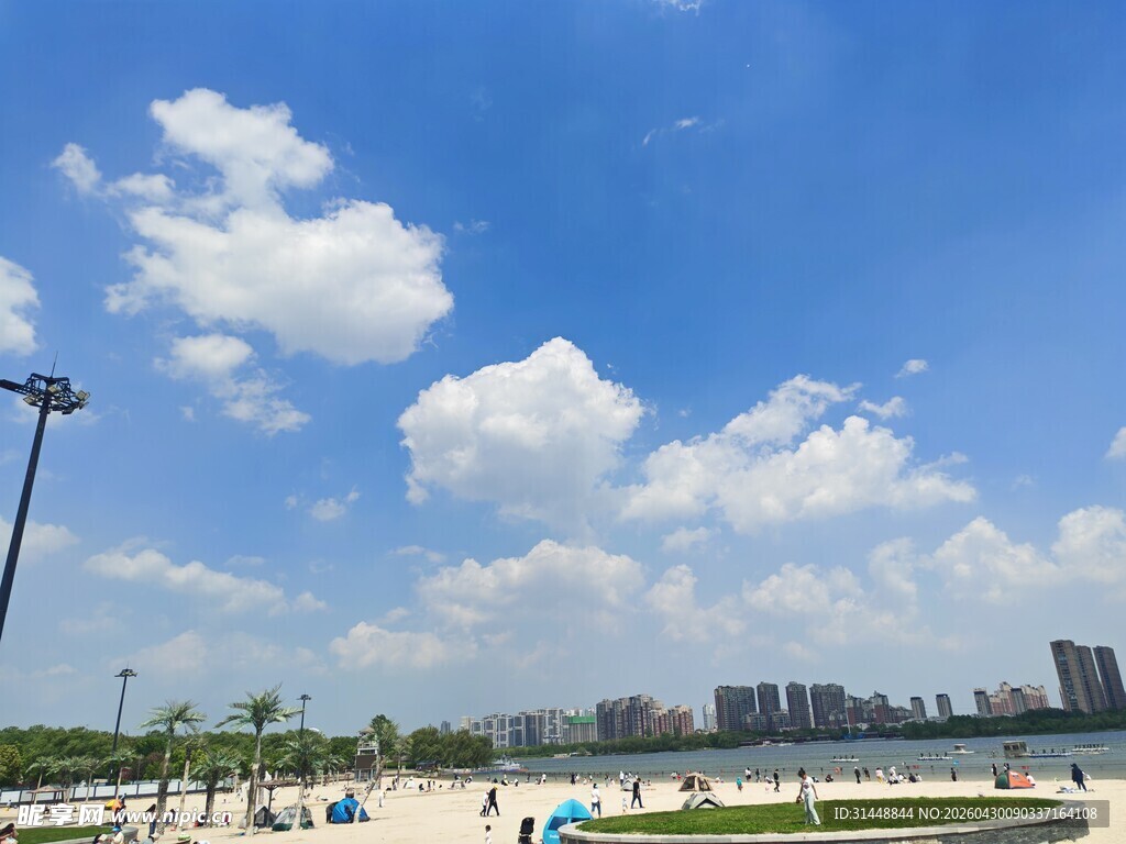 蓝天白云下的城市休闲广场