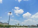 蓝天白云下的城市景观