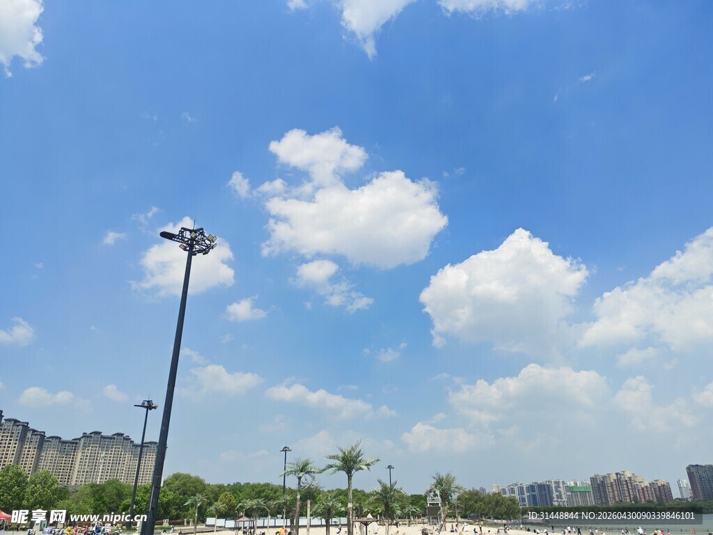 蓝天白云下的城市景观