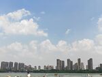 城市天际线与蓝天白云