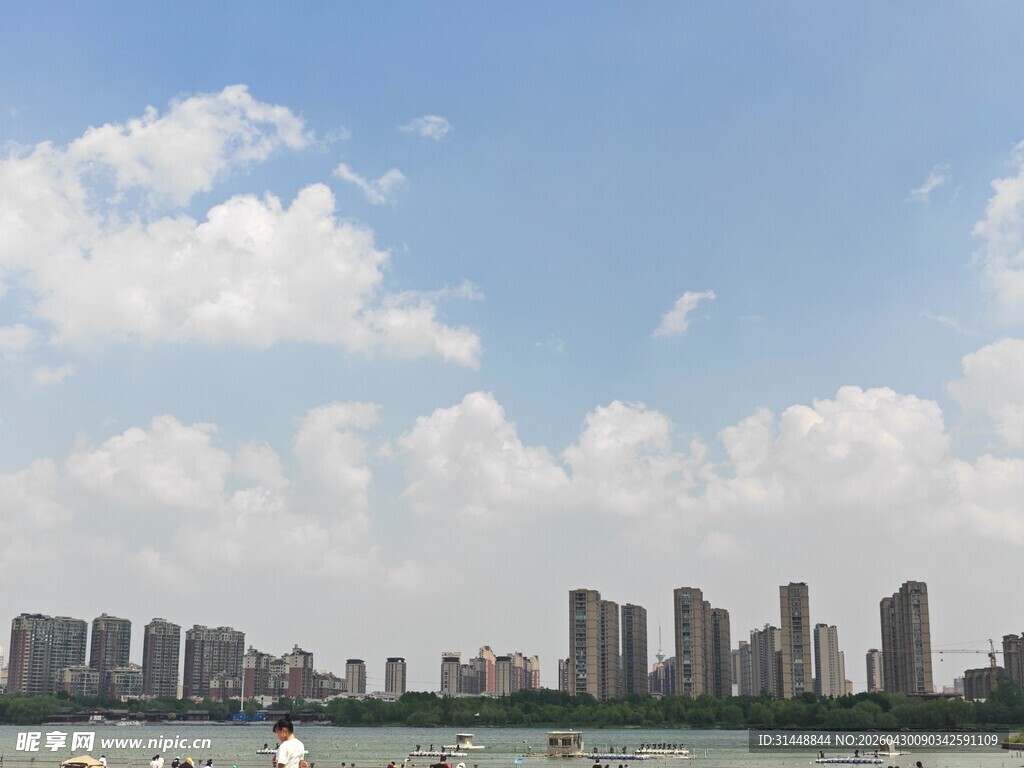 城市天际线与蓝天白云