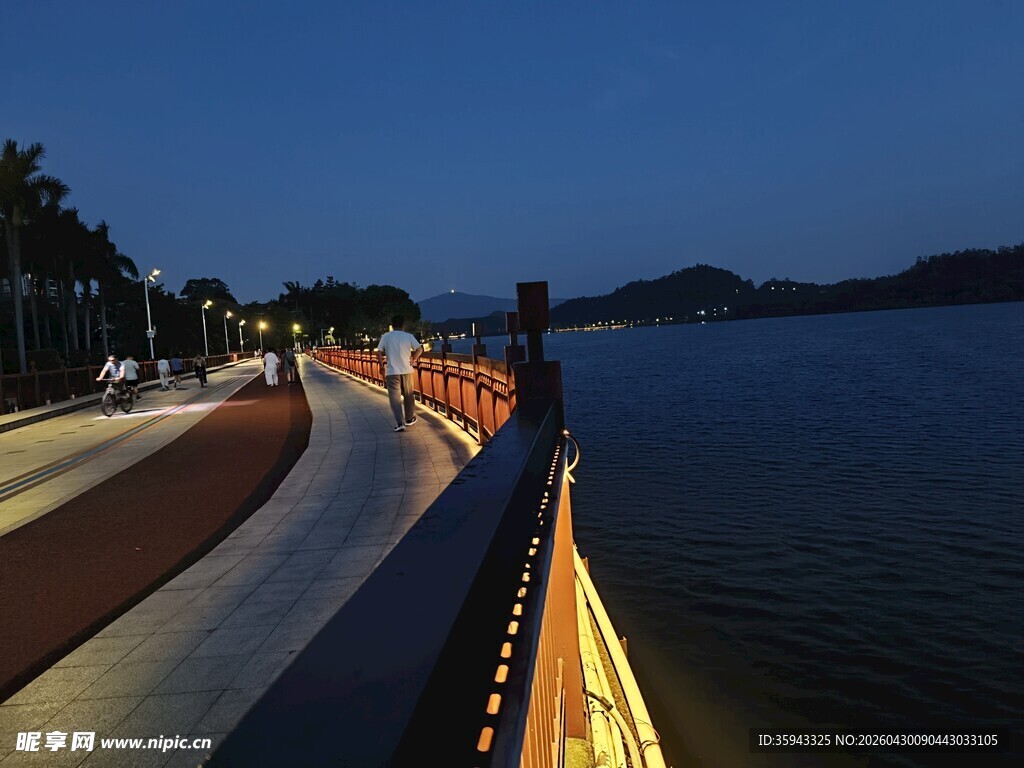 夜幕下的湖畔风光