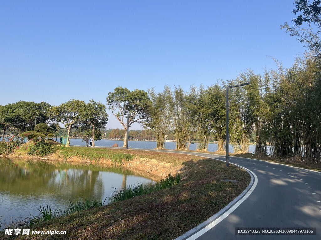 湖畔蜿蜒公路 自然风光美