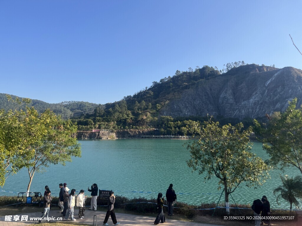 湖畔游人赏景 山水秀丽