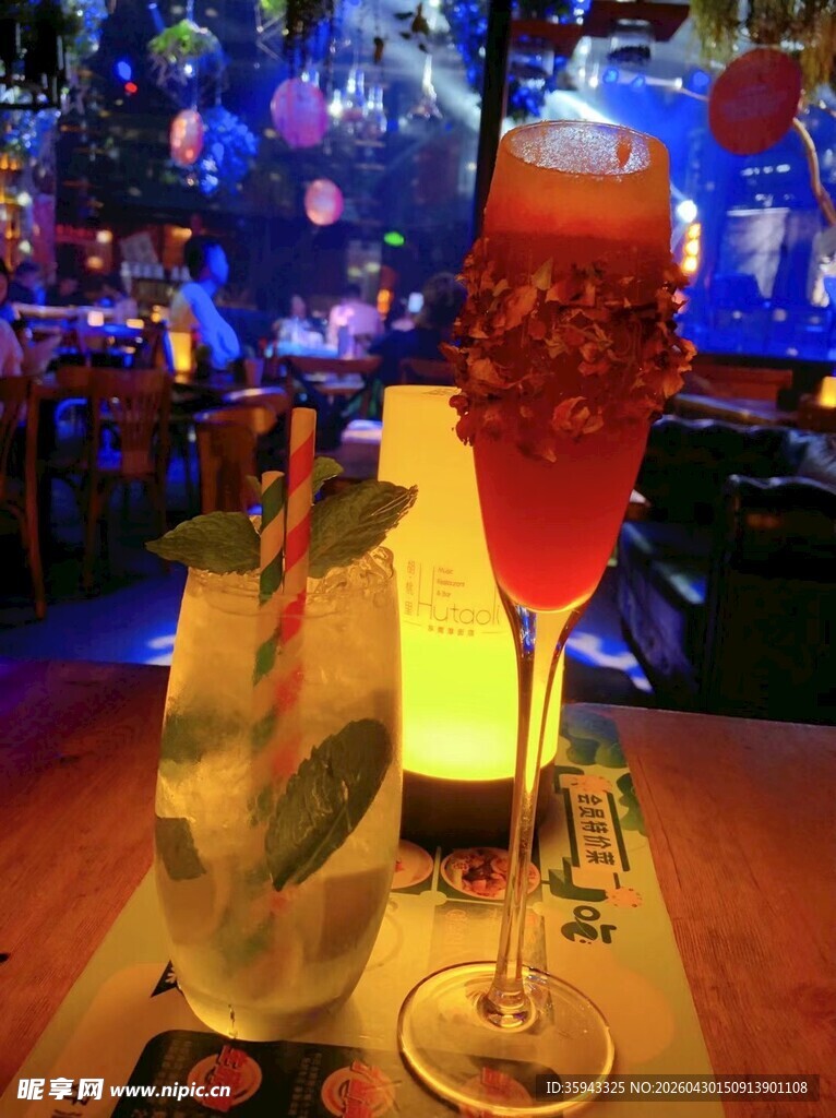 酒吧中的多彩饮品