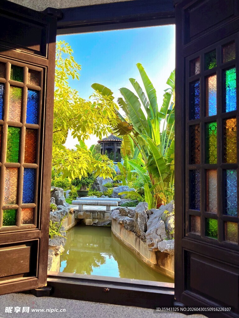 透过彩窗赏庭院水景