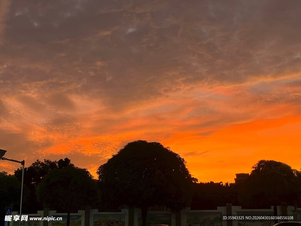 日落时分的绚烂天空景色