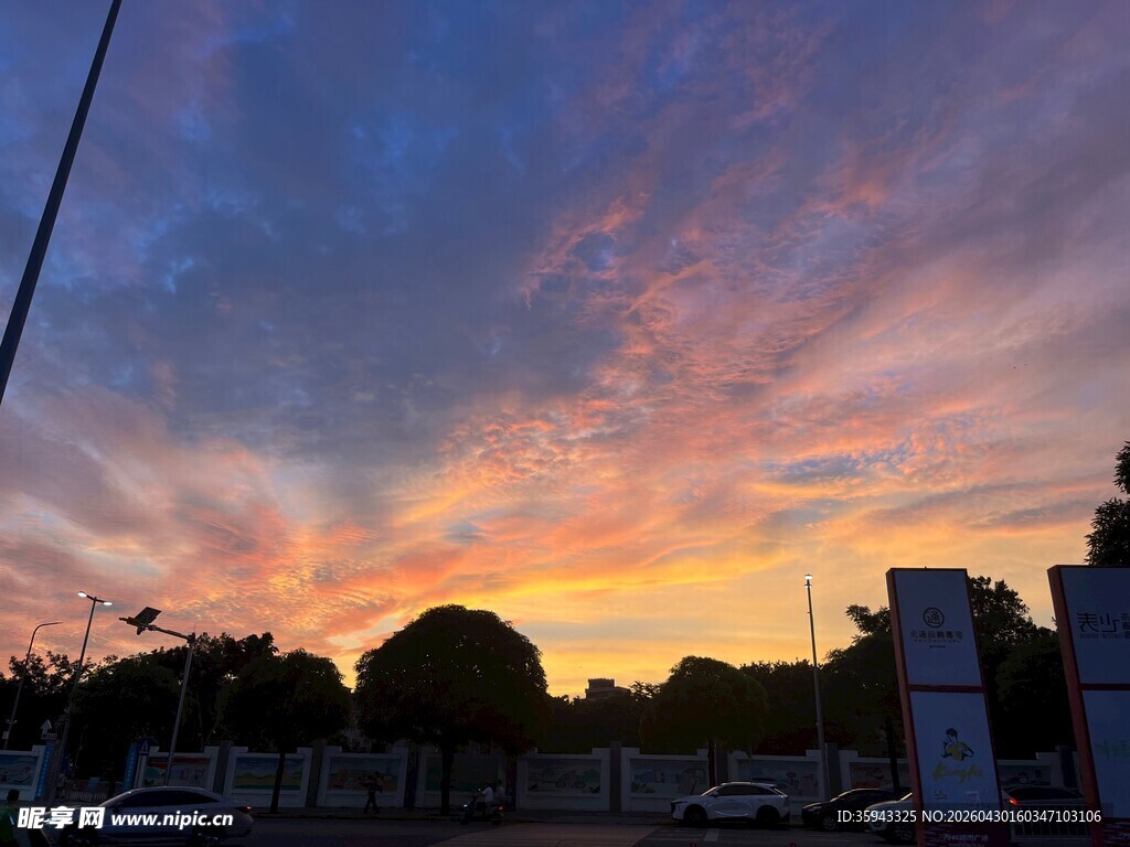 城市黄昏绚丽天空美景