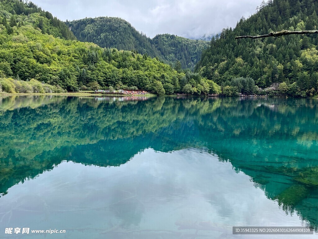 碧绿湖水映青山美景