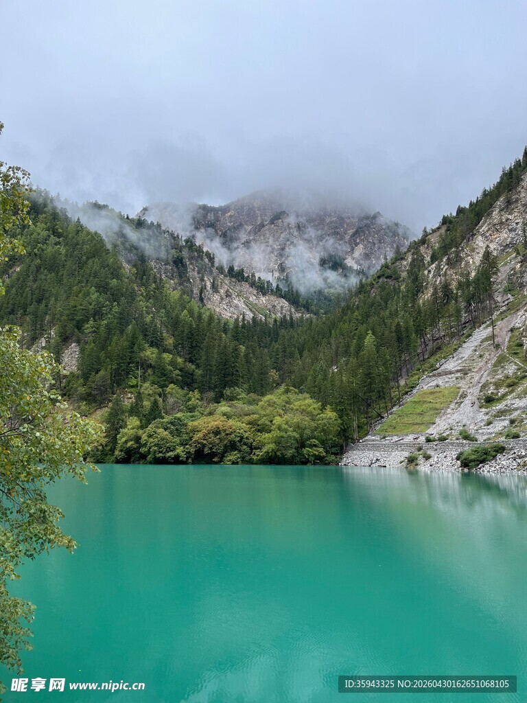 山间碧绿湖水 云雾缭绕