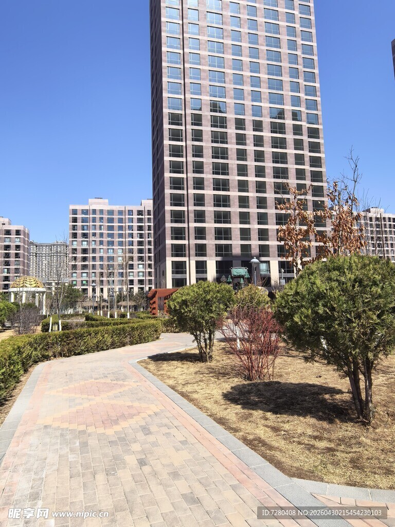 城市中高楼旁的景观步道