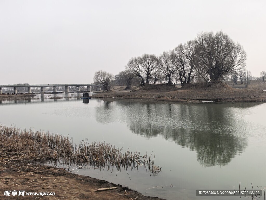 宁静湖畔风景