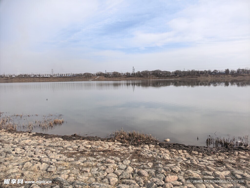 宁静湖畔风光