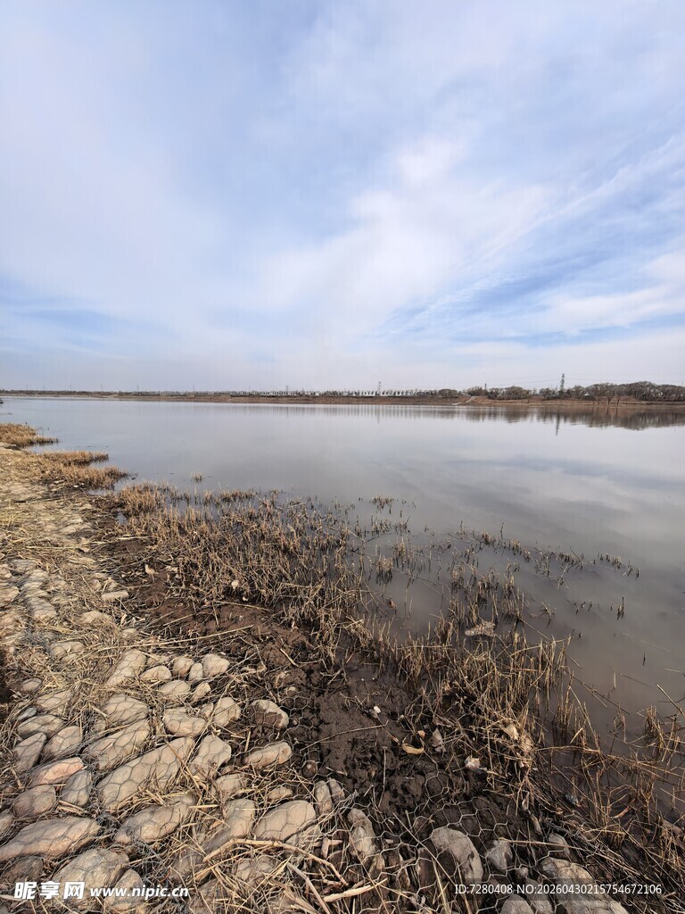 湖畔石岸风光