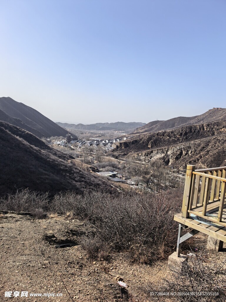 山间观景台俯瞰开阔景色