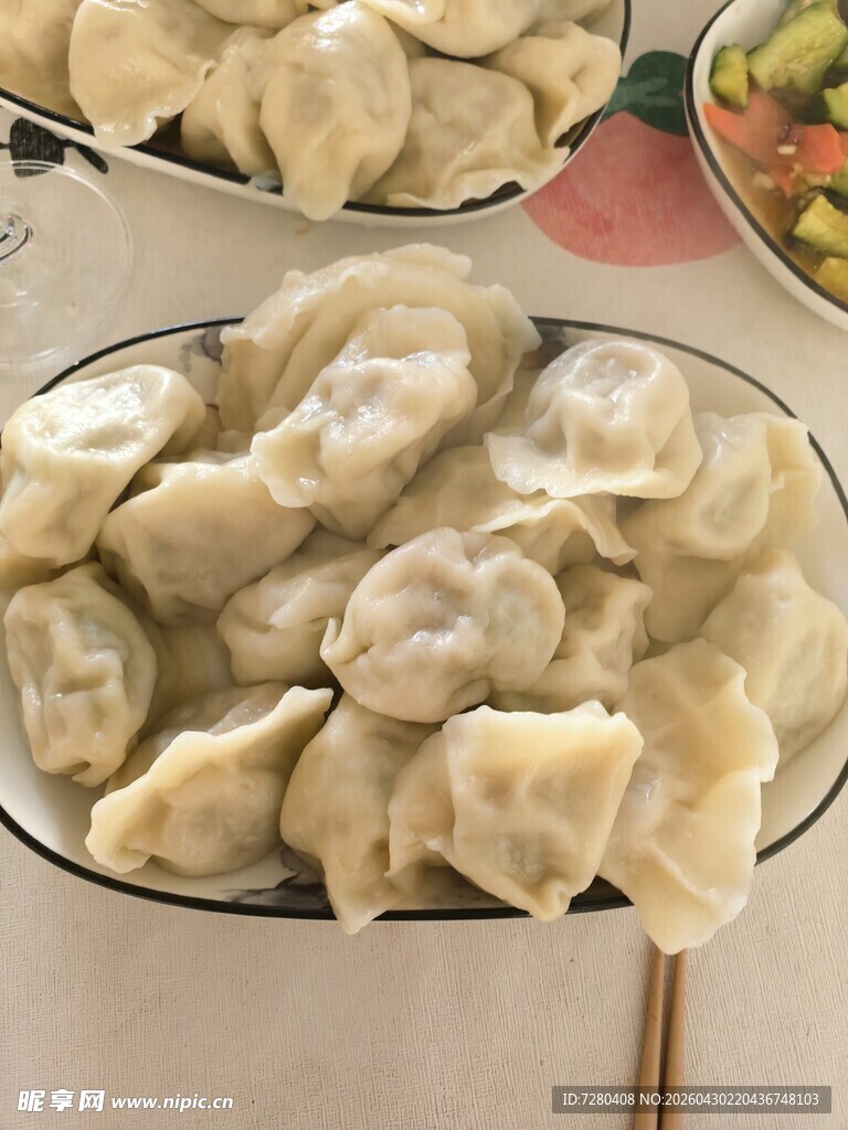 美味饺子摆放在盘中