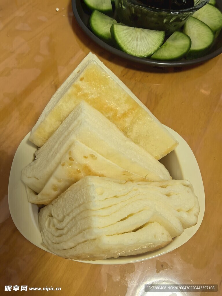 碗中叠放的美味白面烙饼