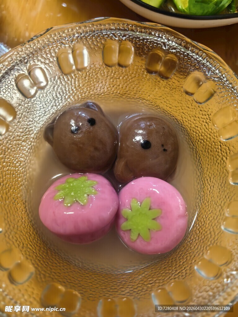 精致双色汤圆摆于盘中