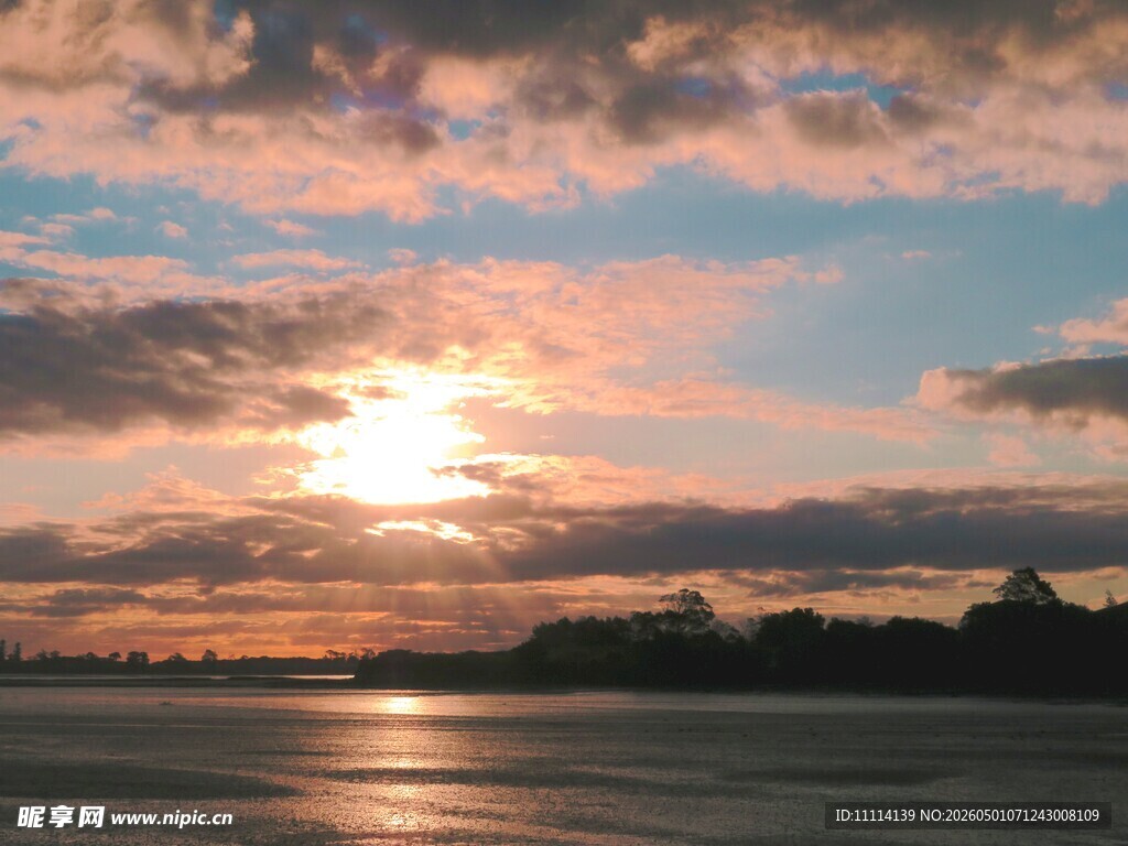 夕阳下的美丽海滨风光