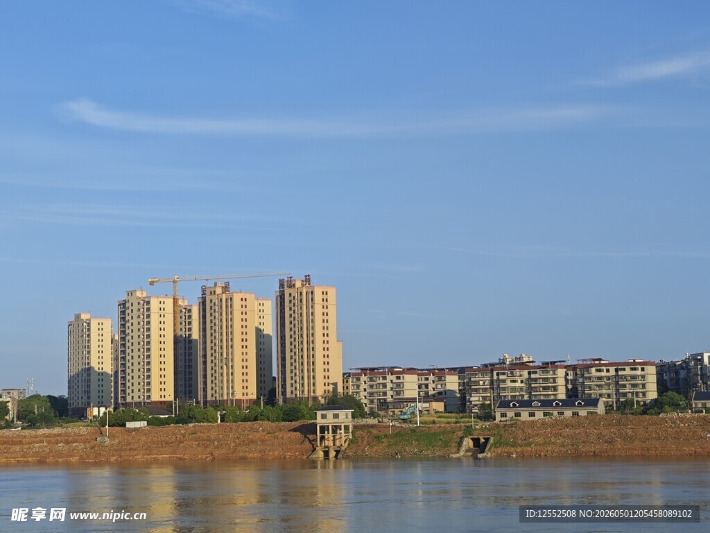 河畔高楼林立的城市风景