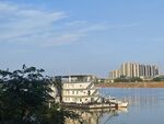 江边停泊的船只与城市风光