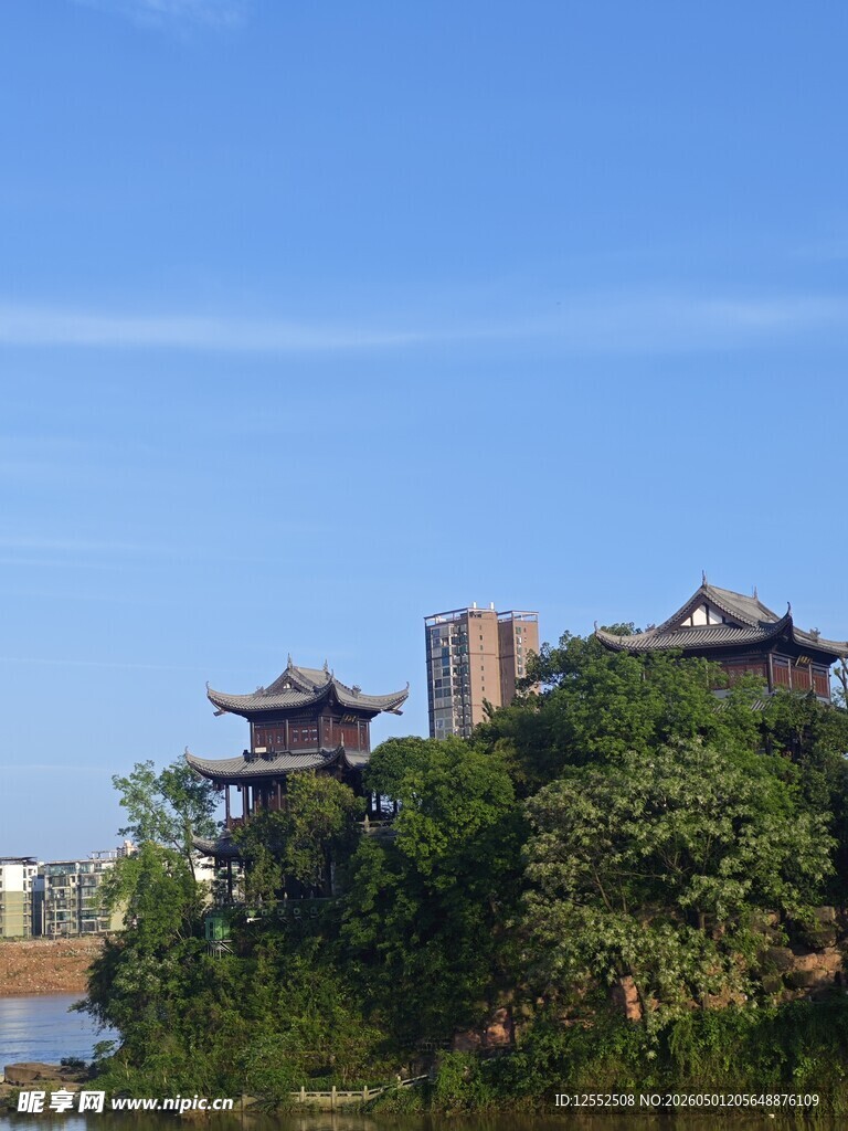 湖畔古建映蓝天