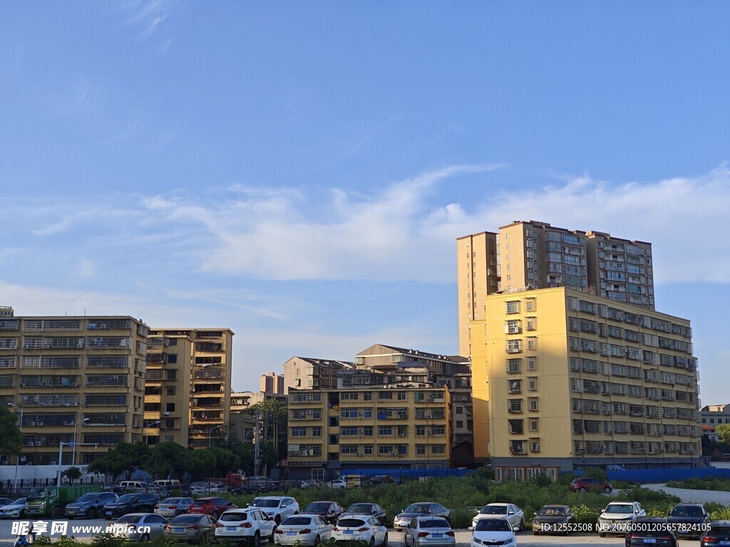 城市建筑群与停车场景观