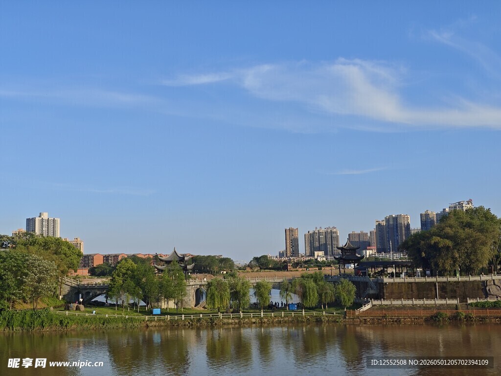 湖畔城市风光