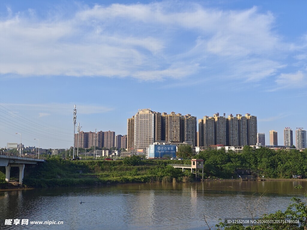 河畔城市风光