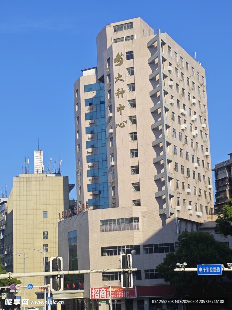 城市中高耸的现代建筑