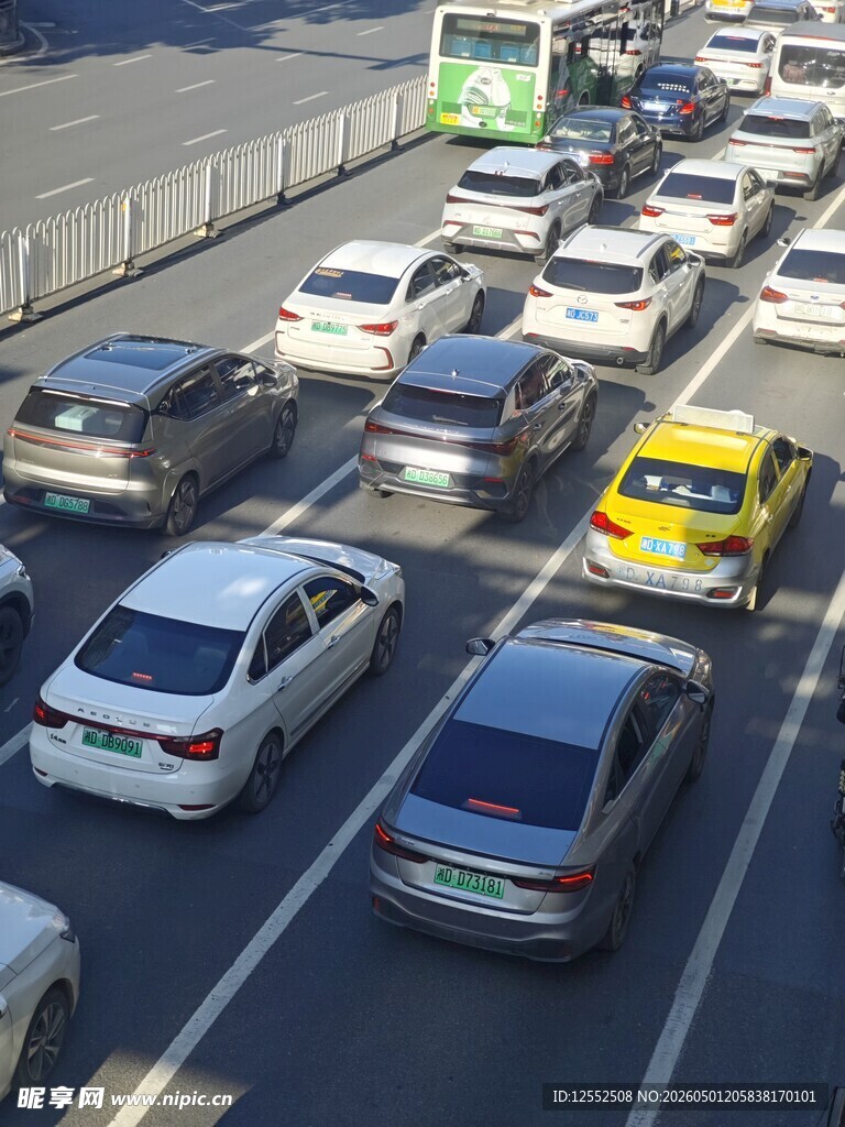 城市道路拥堵的车流场景