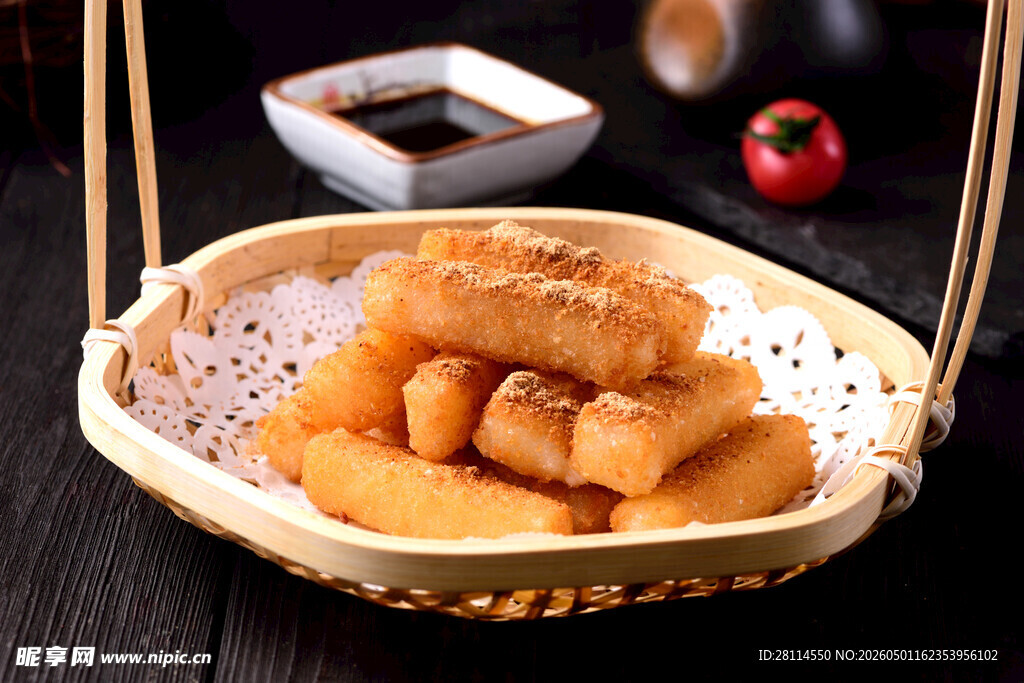 竹篮里的美味炸物