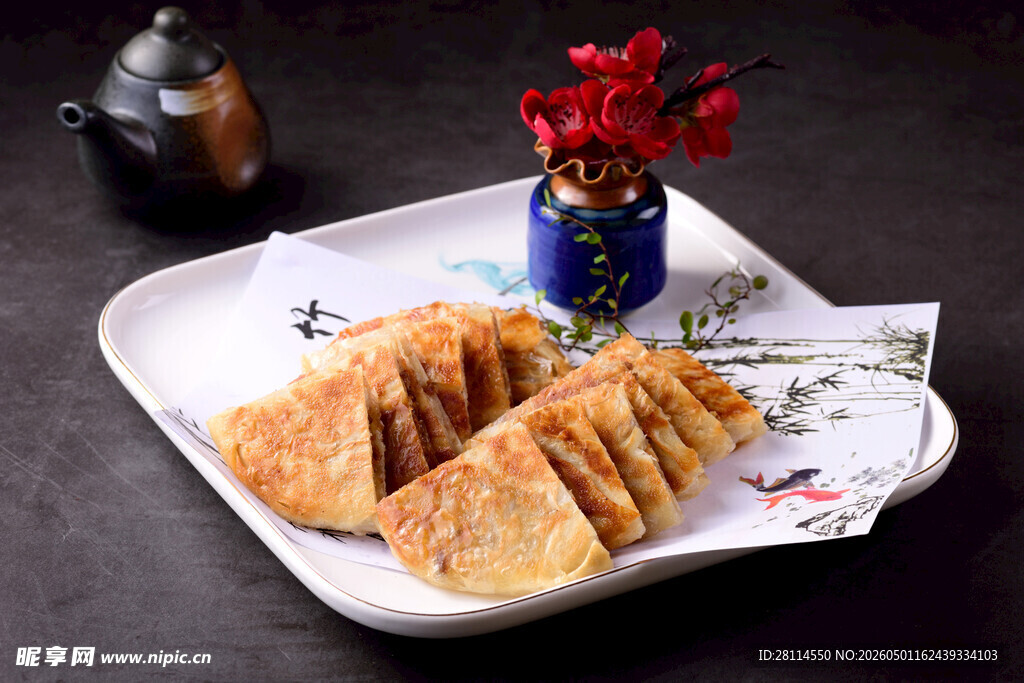 美味煎饼摆于精致盘中