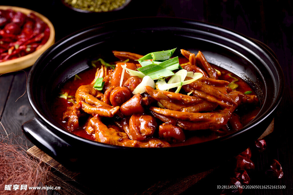 美味红烧鸡爪砂锅料理