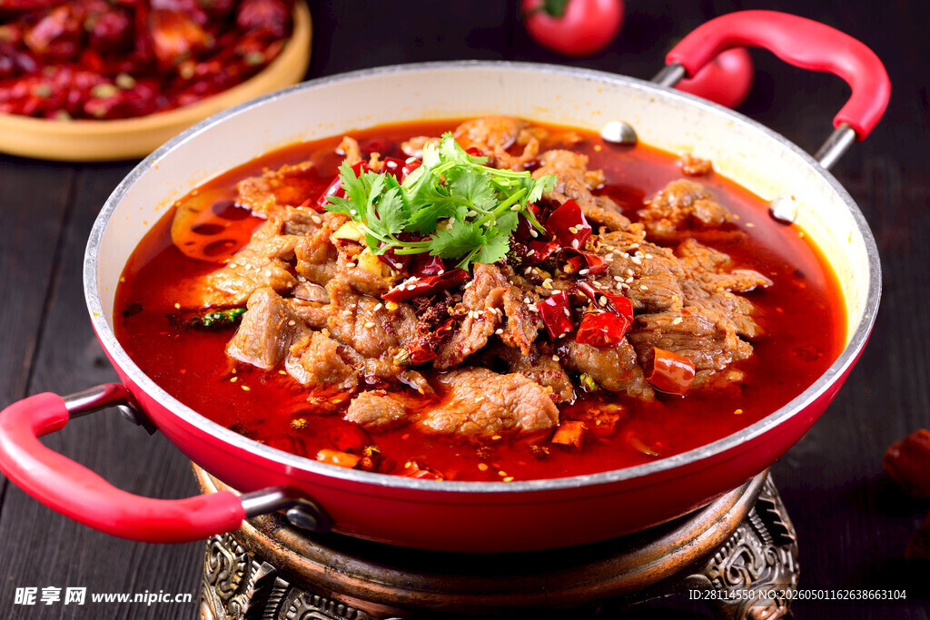 香辣红锅牛肉美食盛宴