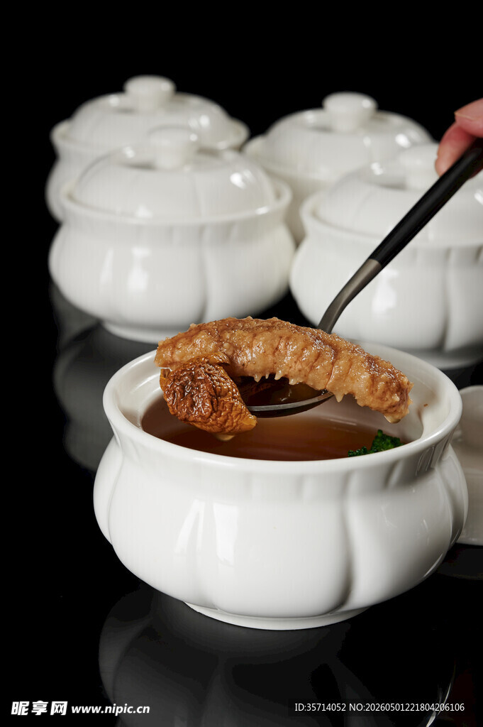 滋补炖品筷子夹起食材