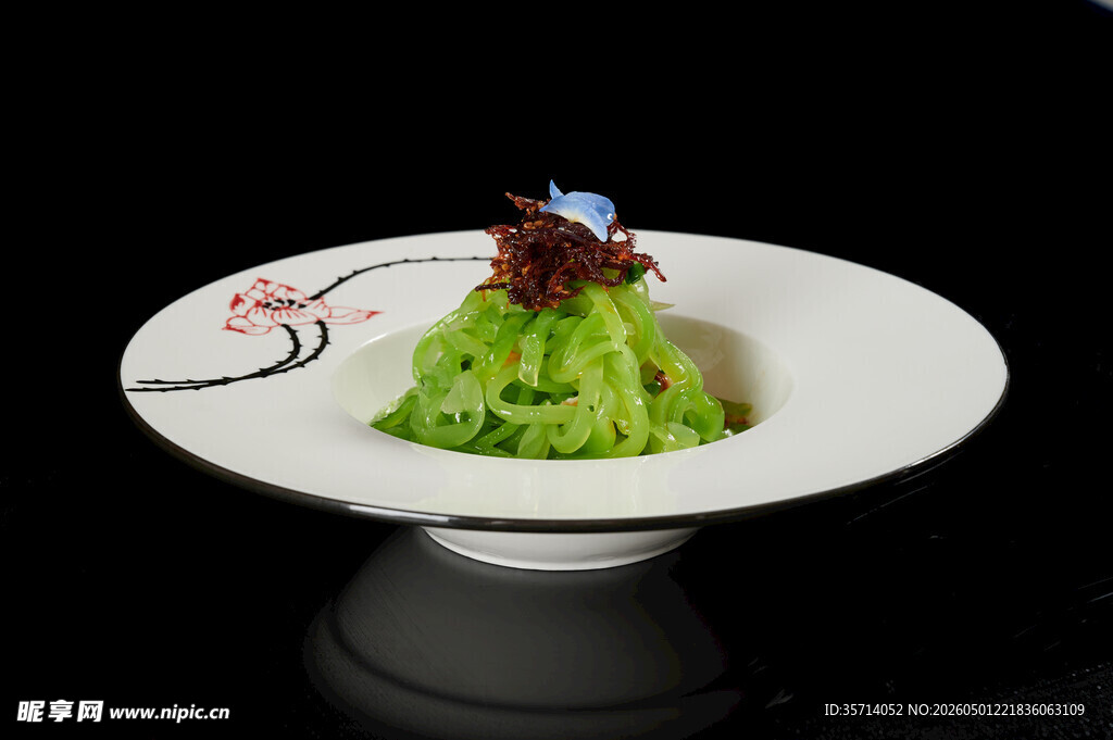 精致莴苣丝摆盘美食