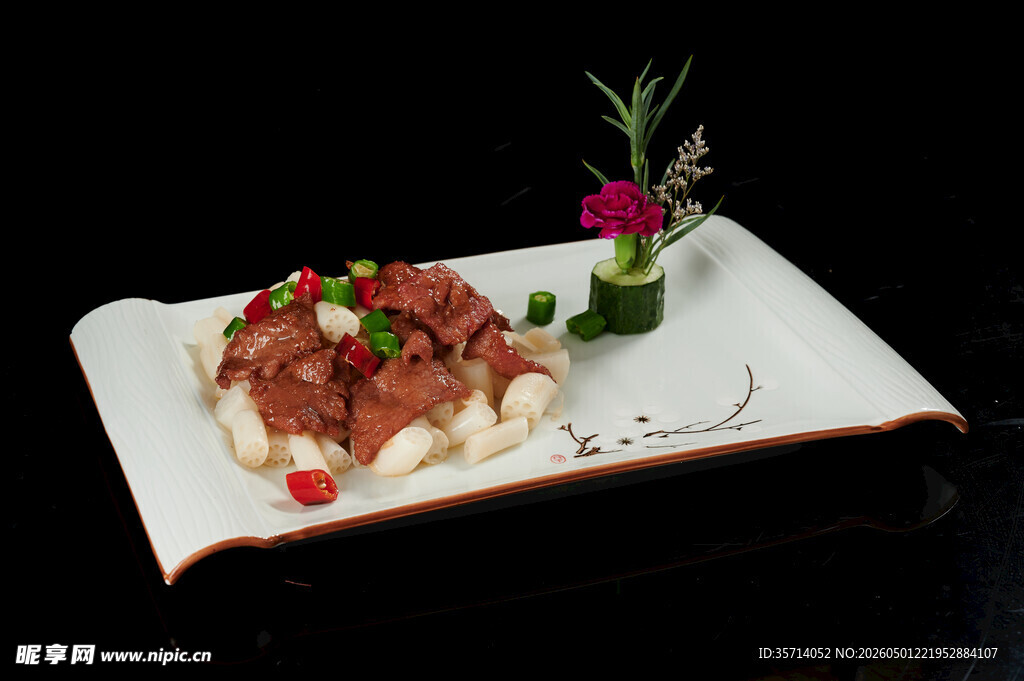 精致摆盘的美味肉类料理