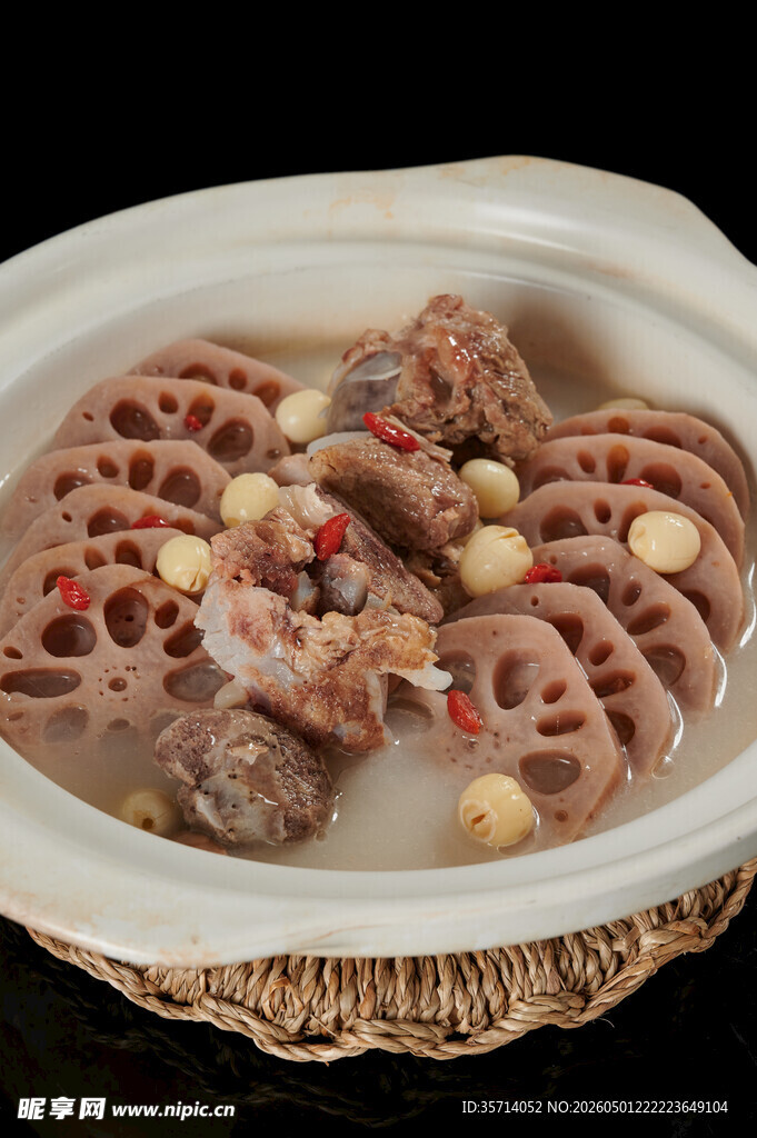 莲藕炖排骨营养美味佳肴