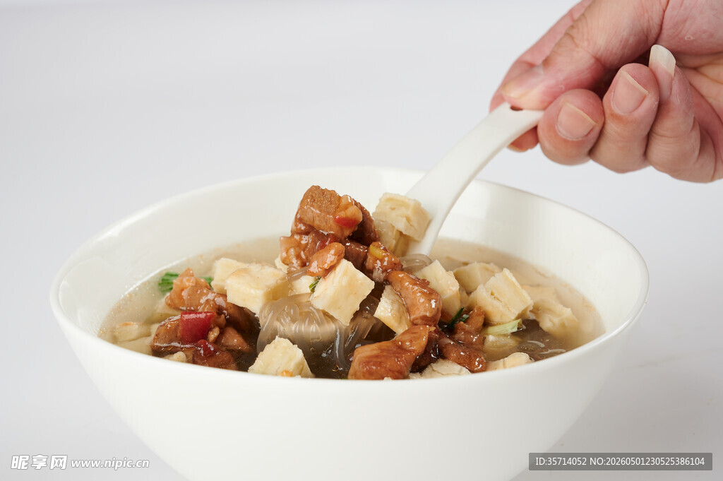 手舀美味坚果豆腐羹