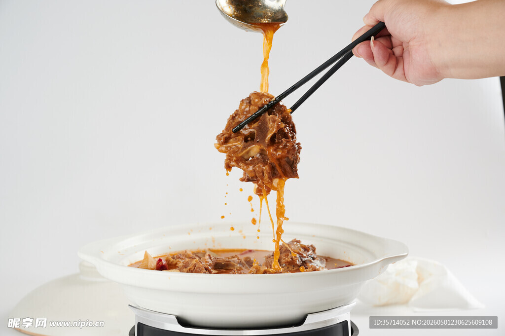 美味羊排 被筷子夹起