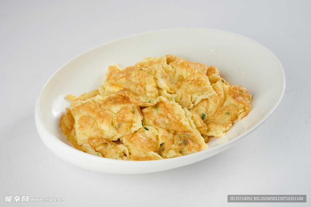 白色碗中的美味炒鸡蛋