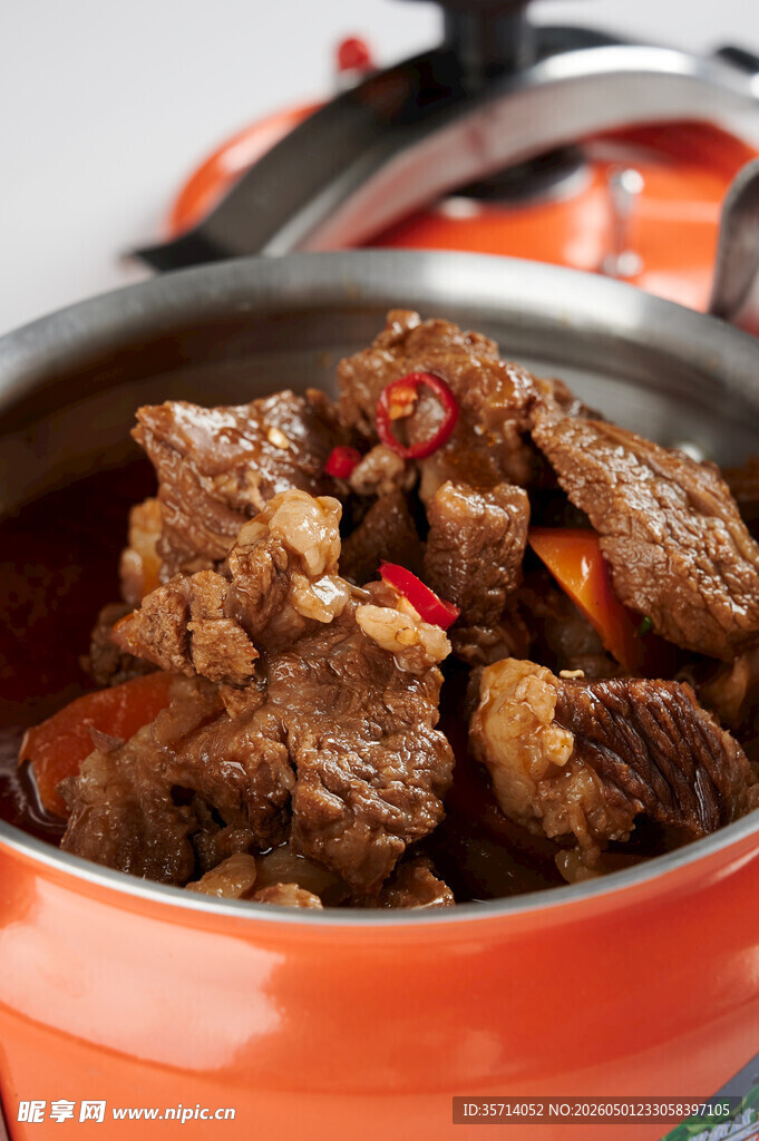 红烧牛肉铸铁锅美味呈现